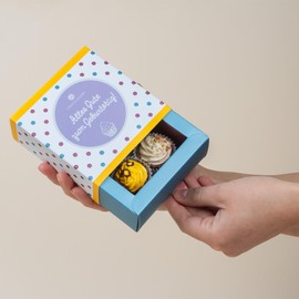 CHOCOLISSIMO CHOCOLISSIMO - Schokolade Geschenk Geburtstag - Pralinen Geschenk - mit Alkohol - 4 handgemachte Cupcakes Pralinen - Kleines Geschenk für Frauen, Männer, Papa, Mama, Partner, beste Freundin