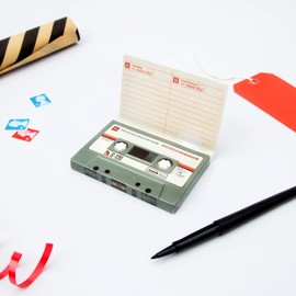 SUCK UK Send A Sound | Geburtstagskarte, Diktiergerät | Grußkarten-Kassetten | beschreibbare Geburtstagskarten mit Gesang | Novelty Happy Birthday Kassettenrekorder | gemischte Farben