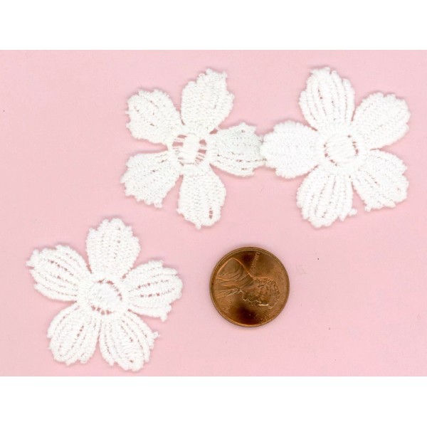 Unbranded Miniature Dollhouse 3 White Cotton Doilies Flower Pattern 1