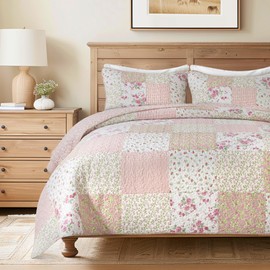 Soul & Lane Blush Bloom Cotton Quilt Set - Twin Size with 1 Sham, Floral Patchwork Quilted Comforter, Lightweight Country Pieced Bedspread in Blush and Pink, Roses Patch Work Bedding