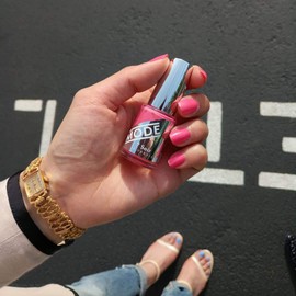 MODE Le Vernis Nail Lacquer, High Performance Long Wear Chip Resistant Nail Polish with UV Filter and Nailcare Protection, Vegan - Yowza, Peachy Pink Flamingo, 0.50 fl oz