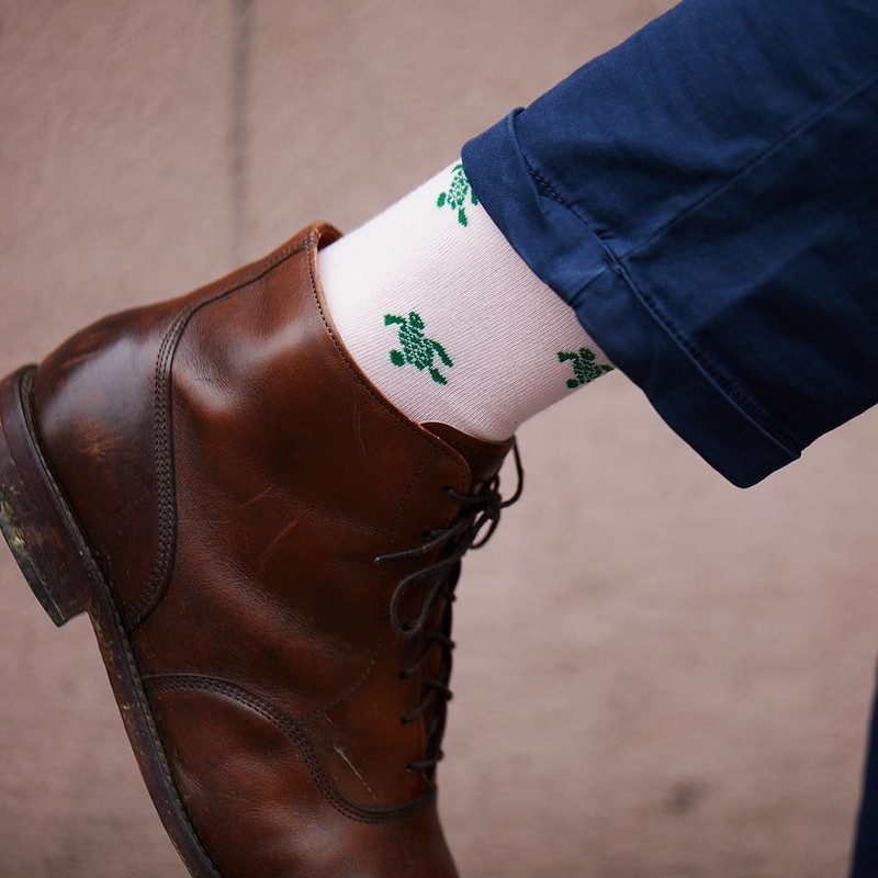 SummerTies Turtle Mens Dress Socks - Green on Pink