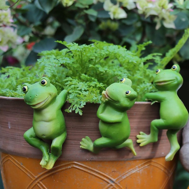 Garden Frog Statue Animal Statue Resin Climbing Frog Sculpture for