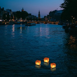 Mad Monkey Water Lanterns with 10 Tea Lights Floating Lights for Summer Nights 100% Biodegradable Beige