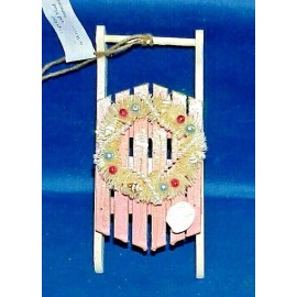 Gerson WOODEN SLED PINK CREAM W/BOTTLE BRUSH WREATH CHRISTMAS ORNAMENT   MUST SEE