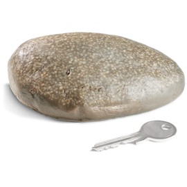 com-four® Pebblestone Key Stone - Imitation Stone with Secret Compartment - Artificial Stone for Geocaching - Key Hiding Place in Stone Look - Stone Dummy - Artificial Findling (1 Piece - Flat)