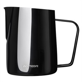 Normcore - Jarra de leche con boquilla afilada, jarra de vapor de expreso, jarra de espumación de leche, herramienta de café espresso barista, color negro, 20 onzas (600 ml)