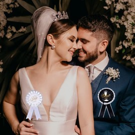 2 Pieces Tinplate Badge Bride to Be and Groom to Be Pins Wedding Buttons for Valentine's Day Prom Party Props Bachelorette Party Engagement Celebration Wedding Decorations