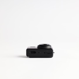 Nilox Mini Action Cam Portachiavi HD 720p, Filtri Vintage, Video 30fps, Foto e Audio, Ultra Compatta, USB Type-C, Design Retrò, Perfetta per Viaggi, Vlog e Social Media, Nero