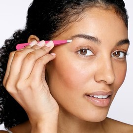 Pinza de cejas Tweezerman, obliqua clásica de color Bonita en Rosa - Pinzas de para Depilación, de Acero Inoxidable para mujeres y hombres.