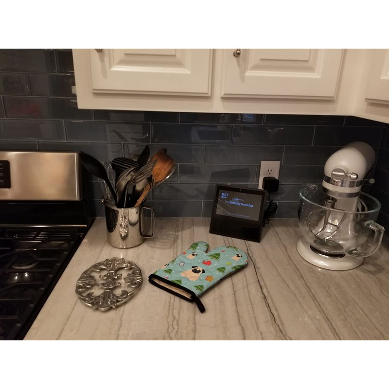 Caroline's Treasures BB4668OVMT Christmas Pug Fawn Oven Mitt Heat Resistant