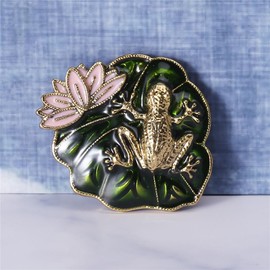 sunjiaqi Frog On Lotus Leaf Hard Enamel Pins Cute Kawaii Nature Outdoors Lapel Pins Cute Animal Badge Brooch Pins for Women Men Backpack Hat Clothes Decoration Accessories Gold Tone