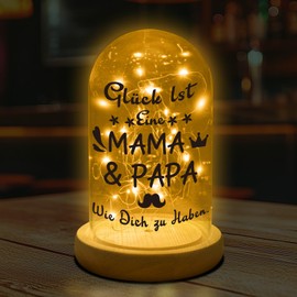 Belillpipi LED-Glaskuppel, Glück lst Eine MAMA & PAPA Wie Dich zu Haben, 15x10cm, Glasglocke mit LED-Licht und Holz-Fuß, Ewige Geschenke für MAMA & PAPA