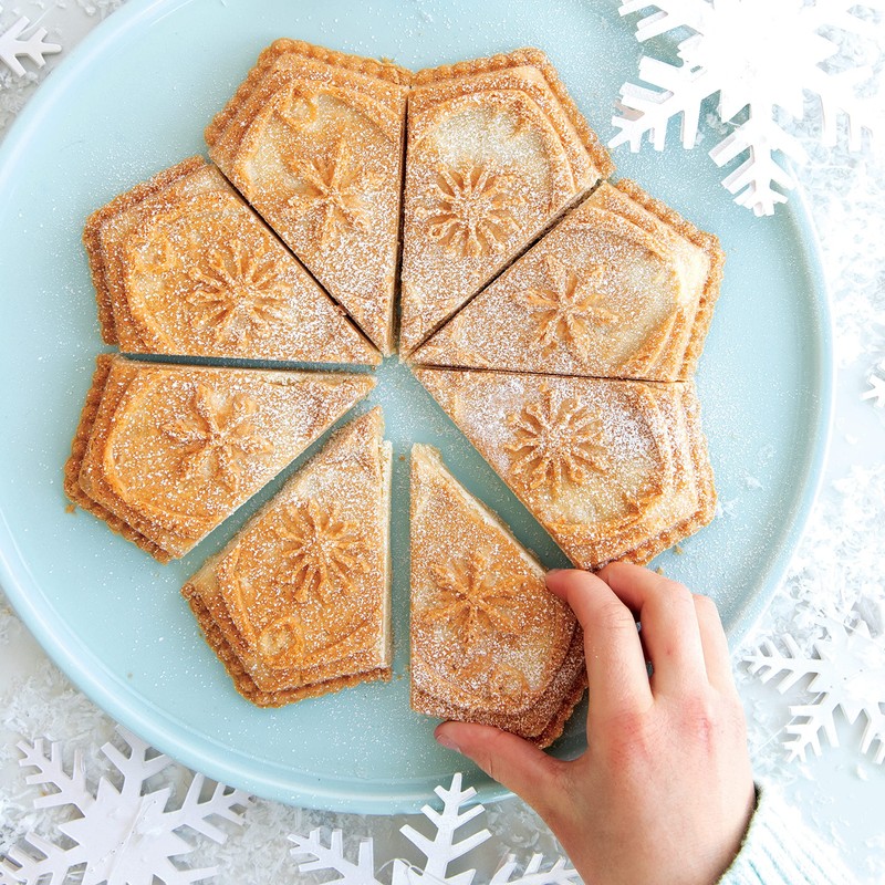 Nordic Ware Sweet Snowflakes Shortbread Pan, Silver