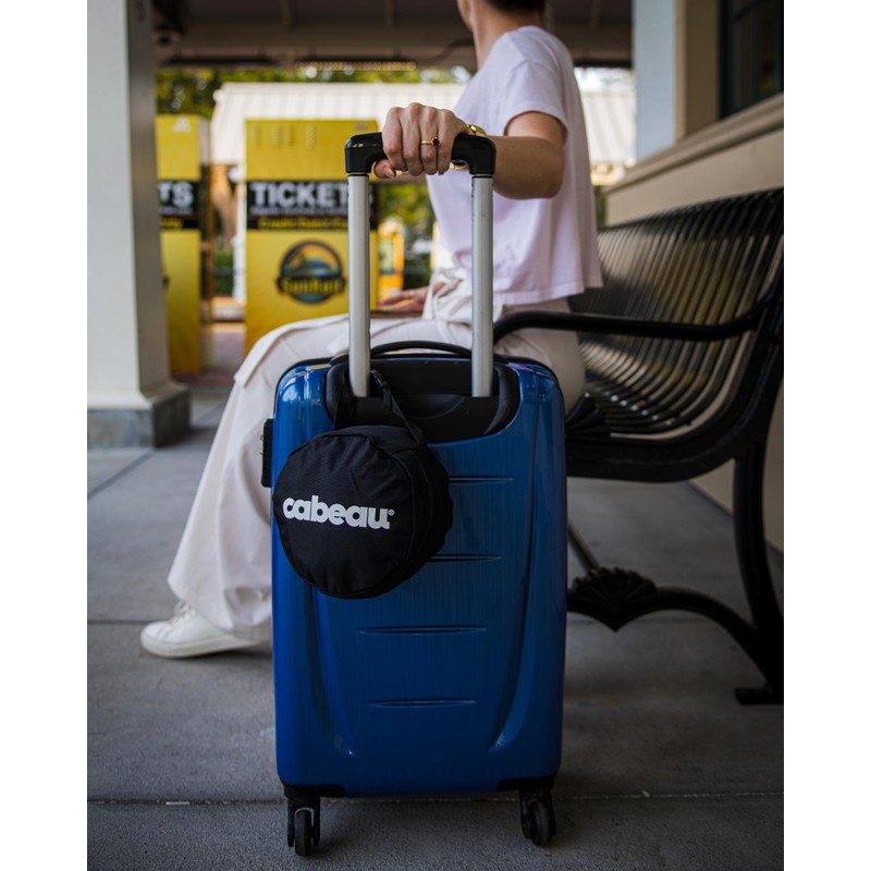 Cabeau Evolution トラベルネックピローバッグ コンパクトキャリーケース 枕を元のサイズの半分に圧縮 - クイックリリースクラスプ 荷物/バックパック/ハンドバッグに取り付け可能