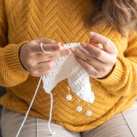 Yuanchu 10pcs Stitch Markers for Knitting, Crochet Daisy Flower Needle Clip Counter Removable Lobster Clasp Charm Locking Markers for Weaving Sewing Art Craft DIY Knitting Accessories Crochet Stuff