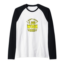 I DON'T KNOW I JUST WORK HERE! A SILLY MEME AND GREAT GIFT! Raglan Baseball Tee