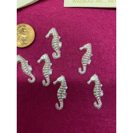 Walbead Vintage Plastic White Pearl Seahorses - Flat Back - 18 Pieces