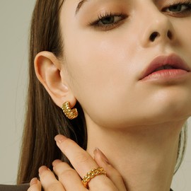 [MUST-HAVE FALL ITEMS] Vermeil volume pattern half ring earrings OTE123906RYY plating color / [MUST-HAVE FALL ITEMS] 버메일 볼륨 패턴 하프 링 귀걸이 OTE123906RYY 도금컬러