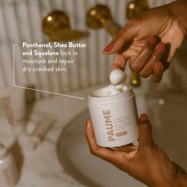 PAUME- Formulado con manteca de karité, glicerina, pantenol y escualano para retener la humedad, suavizar y acondicionar incluso las manos y los pies más secos durante la noche.