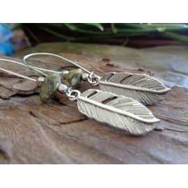 ◦•●◉ஐ SENFGRÜNE NATURSTEINE AN LANGEN KIDNEY HAKEN UND EINMALIGEN STILISTISCHEN ETHNO BOHO FEDER OHRRINGE ஐ◉●•◦ lange Haken Ohrringe mit grünem Stein und kleinen Vierecken