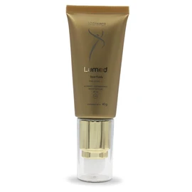 Lumed Base Fluida de Maquillaje, Aclarante y Despigmentante, Protector Solar SPF 50, caja con tubo de 40 gr (Tono Oscuro)