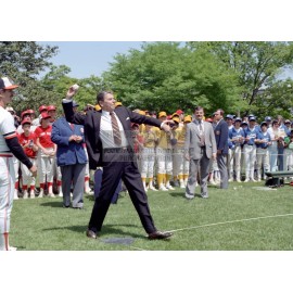 RONALD REAGAN THROWING FIRST PITCH WHITE HOUSE BASEBALL GAME 5X7 PHOTO