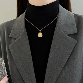 Dainty Gold Pearl Shell Pendant Necklace for Women,Cute Hawaii Beach Scallop Bead Chain Necklace,Charming Ocean Holiday Vacation Jewelry Gifts (Gold)