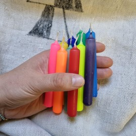 GLOWYBOX Geburtstagskerzen für Kerzenring Kerzen für Kindergeburtstag bunte Kinderkerzen Geburtstagszug Minikerzen bunt Baumkerzen bunt neon dip Dye Kerzen Regenbogen 1-farbig