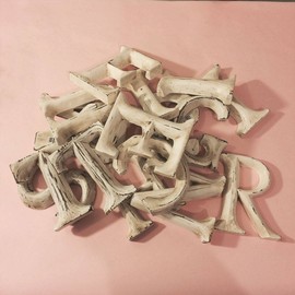 kadoh Wooden Letter E (8 cm) for Standing, Handmade Decorative Wooden Letters in Vintage Look, Shabby Chic Style (Cream-White Vintage)