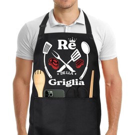 HEYOMI Grembiule da Barbecue Uomo 'RE DELLA GRIGLIA' - Divertente Grembiule Chef con 2 Tasche Impermeabile, Regolabile - Regalo Perfetto per Papà, Cuochi e Appassionati di BBQ (Bianco e rosso)