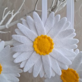 Daisy Tree Decorations, Spring Summer Easter Hanging Ornaments. Felt Flower Decorative Accessories, For Home Living Room Conservatory 3 Pack