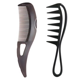 Schuppenflecke mit zwei kämmen mit skalp auf dünnes haar mit glänzenden haarbürsten und schönem haaransatz eignen sich für die entfernung Von schutt und schmutz bei jungen frauen