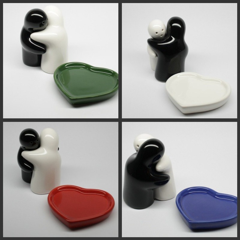 Salt and Pepper Shaker Set Friends (Blue/Red) with Black Heart
