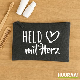 Huuraa Kulturbeutel Held mit Herz Geschenk 1 Liter Charcoal Filz Held Geschenkidee