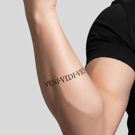 FEEL INK Tatuaje Temporal de Jagua Negro Realista, Tattoo Falso Resistente al Agua Hasta 15 Días, Diseño Unisex 8x18 cm, Colección Juvenil Aesthetic (Veni Vidi Vici)