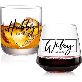 Gifts for Couples, Hubby & Wifey Wedding Glass Set EST 2025 with Bridal Shower Gifts for Newly Married Mom/Pop & Father - Drinkware