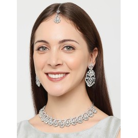 Parshwa Creation Juego de joyas de Bollywood indio de aleacin/abalorio de resina/diamantes de imitacin/Kundan con piedras blancas, collar chapado en plata, aretes y Tikka, coleccin de boda