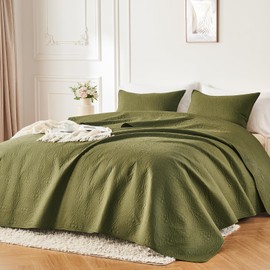 WURUIBO Olive Green Twin Quilt Bedding Set, Embossing Microfiber Bedspreads with Pillow Shams, Ligthweight Breathable Summer Coverlet, Reversible Comforter for All Season (1 Quilt, 1 Shams)