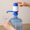 Dispenser di acqua fredda per caraffe con tappo antigocciola/pompa manuale