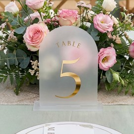 UNIQOOO Números de mesa de boda con arco esmerilado con soportes 1-20, carteles y soportes acrílicos impresos de 5 x 7 pulgadas, perfectos para centros de mesa, recepción, decoración, fiesta, aniversario, evento