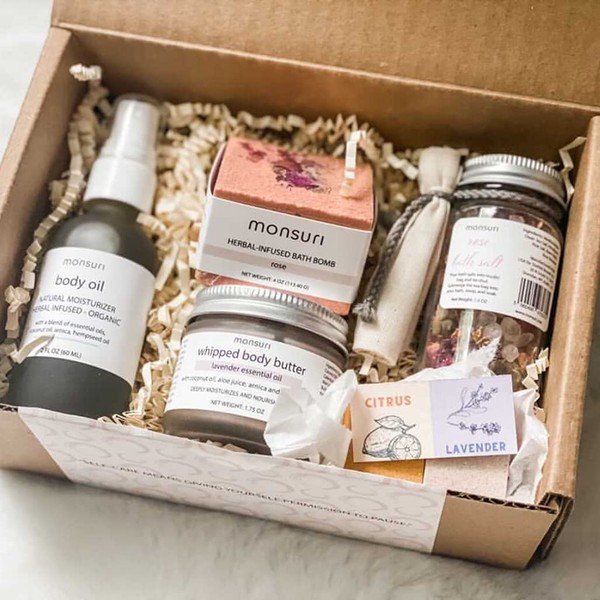 Self Care Gift Basket for Mom: New Mommy Care Package Pampering Gift Set with Bath Accessories and Natural Skincare Products. Our Spa Day Kit for Women is the ideal Birthday Gift Basket for her.