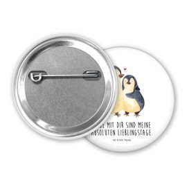 Mr. & Mrs. Panda 50mm Button Pinguin umarmen - Geschenk, Jahrestag, glücklich, Hochzeit, Anstecknadel, Liebesbeweis, Liebe, Seevogel