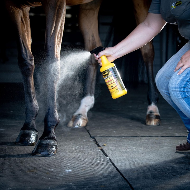 PYRANHA Wipe N' Spray for Horses - Oil-Based Long Lasting
