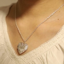 Yienate Fashion Heart Necklace Open Hollow Heart Pendant Engraved Flower Heart Locket Necklace Jewelry for Women and Girls (Silver)