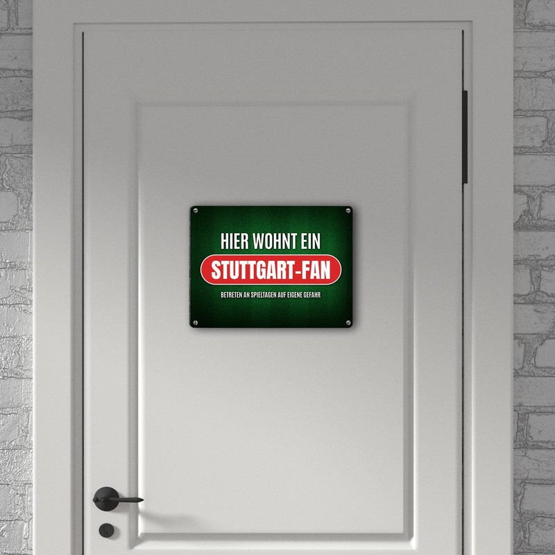 Hier wohnt ein Stuttgart-Fan Metal Sign with Lawn Motif Football