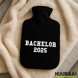 Huuraa Wärmflasche Bachelor 2025 Abschluss Geschenk 1,8 Liter Black Classic Veloursbezug Bachelor 2025 Präsent