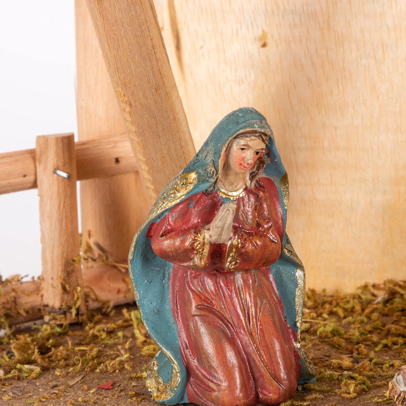 15.25-Inch Long Moss Stable with Set of 9 Resin Figurines