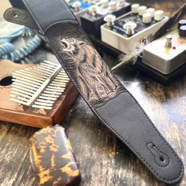Walker & Williams CVG-WL-B Hand Carved Black And Tan Howling Timber Wolf On Black Leather Guitar Strap