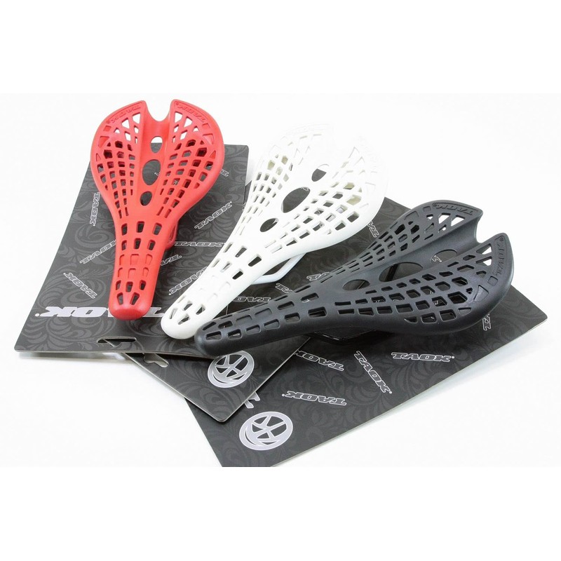 Lightweight 7.4 oz (210 g) Leather in timeless racing saddle